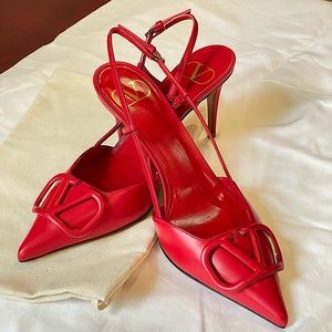 VLOGO SIGNATURE PATENT LEATHER SLINGBACK PUMP
